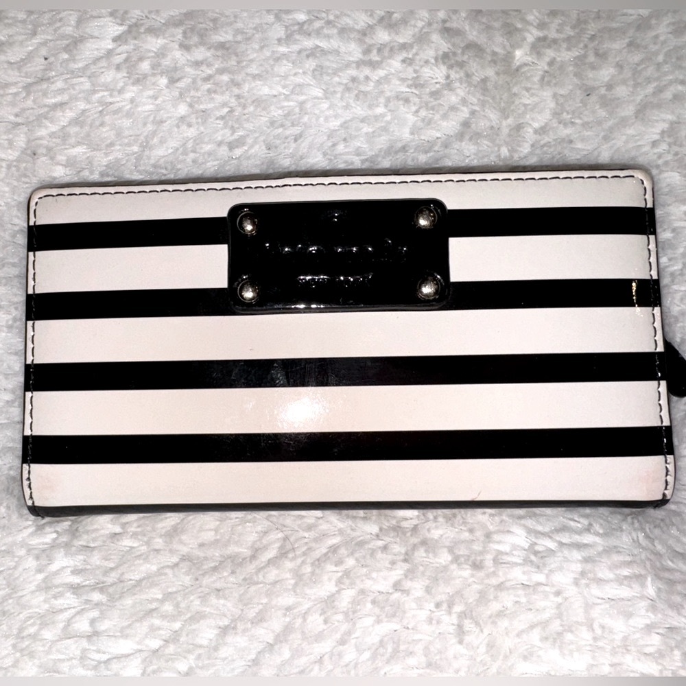 KATE SPADE PATENT LEATHER WALLET